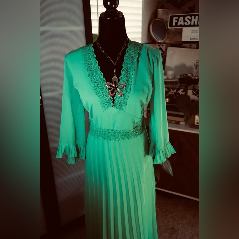 Curve Lace Trim Pleated Midi Dress - Picture 6 of 9